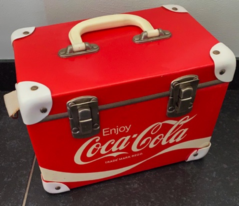 96103-1 € 12,50 coca cola koffer rood wit  25x 18 x 16 cm.jpeg